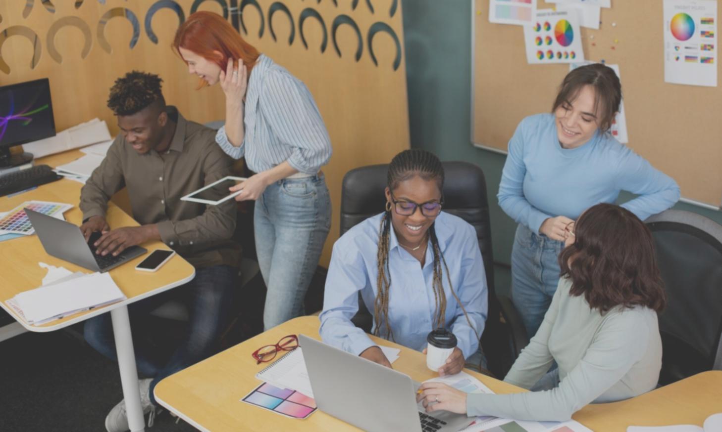 Studierende arbeiten mit Finanzunterlagen und digitalen Tools
